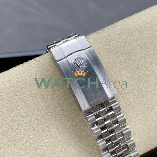 Rolex - Datejust 41 - Silver Dial - Smooth Bezel - Jubilee Strap 5