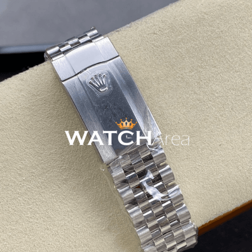 Rolex - Datejust 41 - Black Dial - Smooth Bezel - Jubilee Strap 5